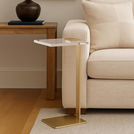 طاولة جانبية عصرية بسطح اكريلك وقاعدة ذهبية أنيقة تضيف لمسة فخامة للمكان.