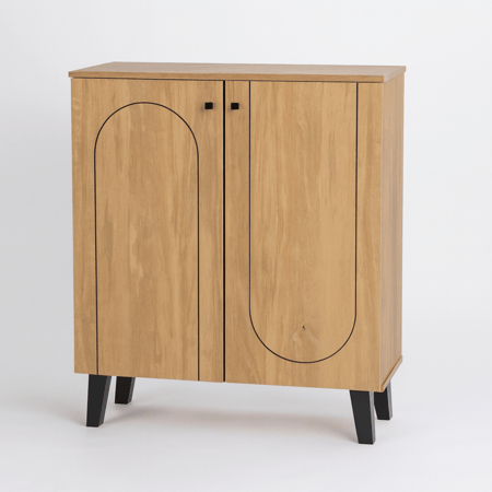 خزانة خشبية أنيقة بتصميم عصري وأرجل سوداء، مثالية للتخزين والترتيب.