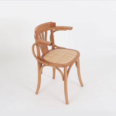 كرسي خشبي كلاسيكي - لمسة من الخيزران