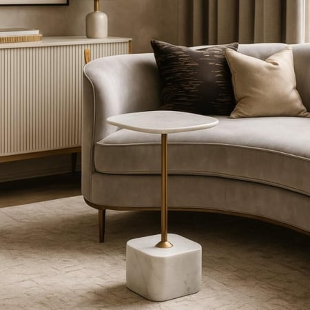 طاولة جانبية رخامية بقاعدة ذهبية أنيقة وعصرية.