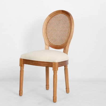 كرسي بخامة خيزران ولمسة كلاسيكية دافئة.