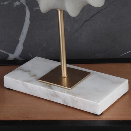 قطعة ديكور فنية بتصميم دائري متموّج بقاعدة رخامية