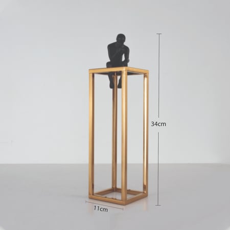 تمثال المفكر بتصميم أوروبي على قاعدة ذهبية أنيقة