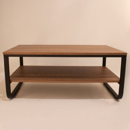 طاولة مجلس بسطحين خشب وبقواعد حديد