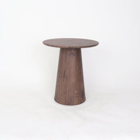 طاولة جانبية خشبية بتصميم دائري أنيق وقاعدة مخروطية عصرية تمنحها ثباتًا وجاذبية