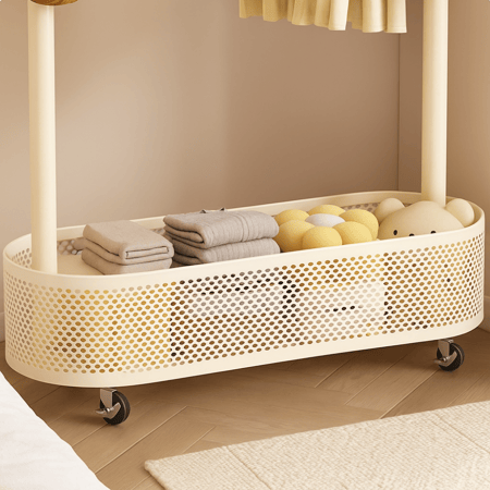 علاقة ملابس بعجلات وسلة تخزين، عملية وأنيقة.