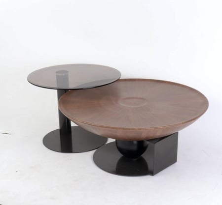 طقم طاولات اوريفا بتصميم فخم يجمع بين الخشب الداكن والزجاج الأسود لإطلالة أنيقة ومميزة.