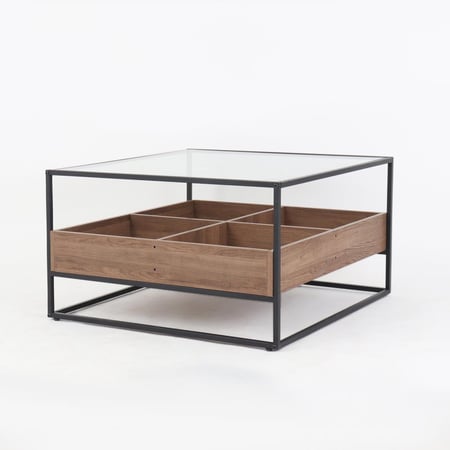 طاولة قهوة وسط بني – سطح زجاج وخانات داخلية