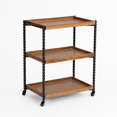 عربة تقديم بثلاثة رفوف خشبية وإطار معدني أسود بتفاصيل زخرفية، مزودة بعجلات لسهولة الحركة.
