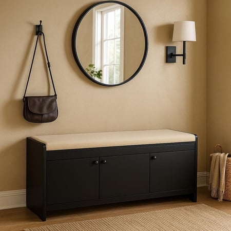 مقعد تخزين عملي بتصميم أنيق، يجمع بين الراحة والتنظيم بثلاث أبواب ومسند علوي مبطن.