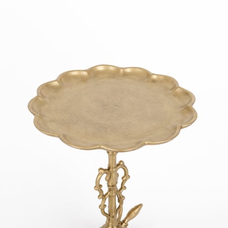 طاولة جانبية فنية بتصميم فاخر مستوحى من الطبيعة، بلمسة ذهبية ونقوش أوراق أنيقة تضيف طابعًا ديكوريًا راقيًا وفخامة مميزة لأي مساحة