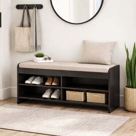 خزانة بتصميم أنيق وعملي، توفر مساحات تخزين مفتوحة