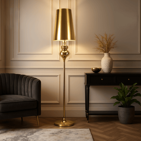 مصباح أرضي ذهبي أنيق بتصميم عصري يضيف لمسة فخامة للمكان.