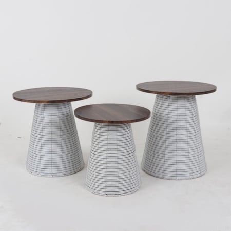 طقم طاولات خدمة خزف ابيض - أسطح خشب بني