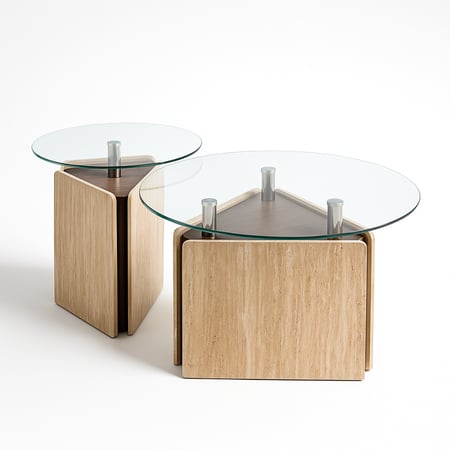 طقم طاولات بتصميم فاخر يجمع بين القاعدة الخشبية والسطح الزجاجي الشفاف لإطلالة عصرية أنيقة.