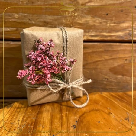 تغليف ورقي بني مع ورد انيق