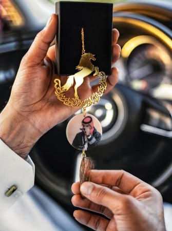 تعليقة خيل بالصوره مع كسرة العود