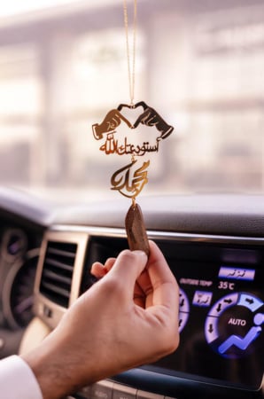 تعليقة سياره قلب بيدين مع كسرة العود