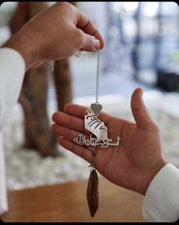 تعليقة يد بقلب مع كسرة عود