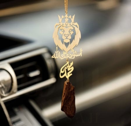 تعليقة الاسد الملكي مع كسرة العود