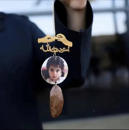 تعليقة بيدين وقلب مع الصوره كسره العود