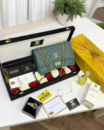 طقم هدايا نسائي: شنطة شنل، ساعة فندي، عطر ديور، إسورة شنل