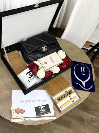 بوكس هدايا نسائي فاخر يحتوي على شنطة شنيل عطر طقم كريستال كوب ومبخر