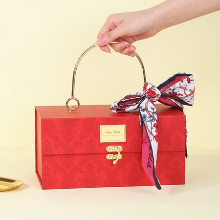 بوكس هدايا من غصن الصنوبر