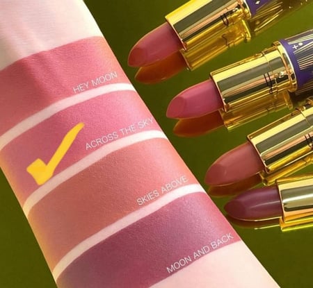 احمر الشفاه ماك ماكنيفيست مون اصدار حصري  - أطلبه الأن !