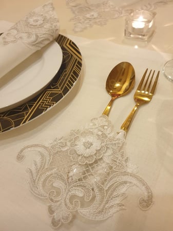 مفرش دانتيل فضي