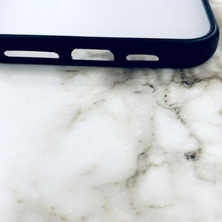 كفر ايفون11برو  شفاف, مع حواف باللون الاسود وغطاء للكاميرا.