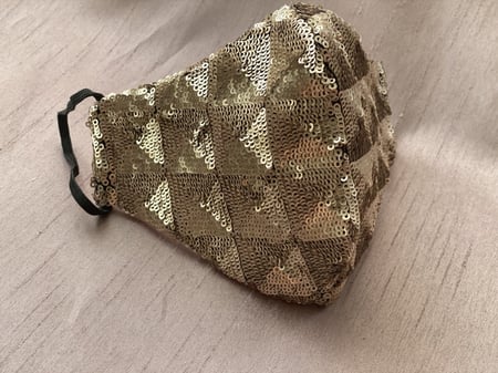 كمامة لامعة من اللون البرونزي