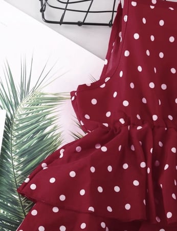 فستان احمر منقط