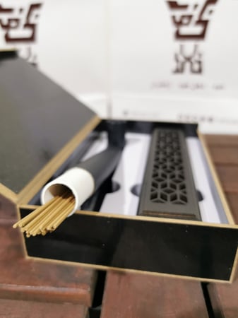 صندوق أسود أو بني مبخرة الكمبودي + الأعواد