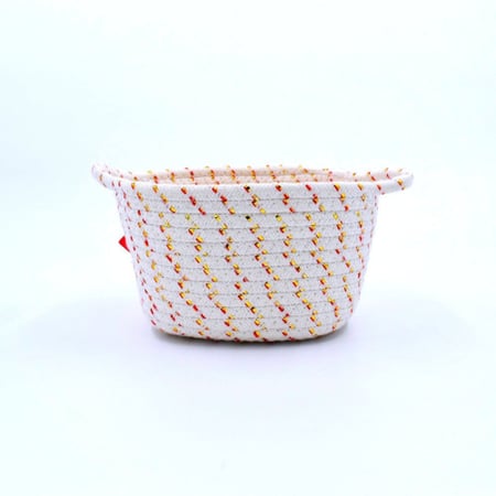 سلة تخزين منسوجة بشكل دائري جميل ورائع لون أبيض بخيوط ذهبية وحمراء