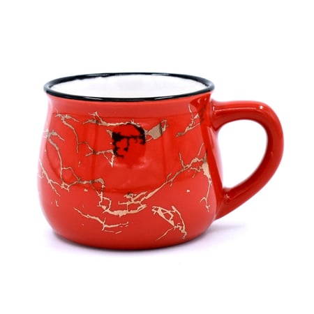 كوب زجاجي صغير بلون احمر مع نقش رخامي ذهبي وتصميم حديث وجميل