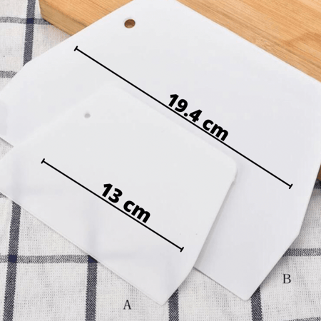 مكشطه سكريبر بلاستيك  للعجين / سكرابر كيك / ملاس كريمه ( قطعه واحده )