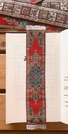 فاصل سجادة احمر بتطريز فارسي
