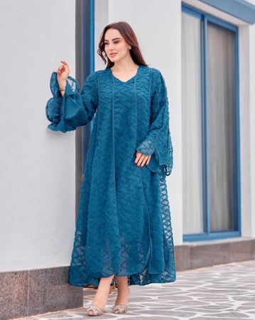 جلابية رمضان أنيقة بقصة انسيابية وأكمام واسعة بتصميم راقٍ