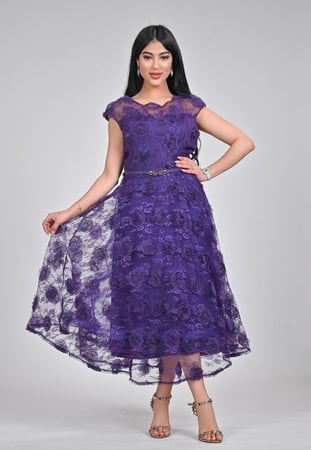 فستان سهرة ميدي دانتيل مزين بورود شيفون راقية بتصميم أنيق