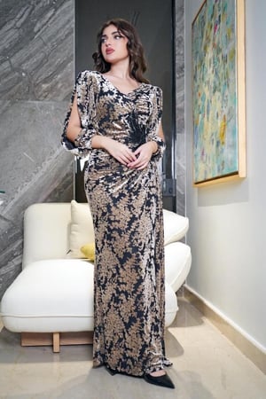 فستان سهرة مخمل استرتش بنقوش ذهبية وتطريز جانبي فاخر