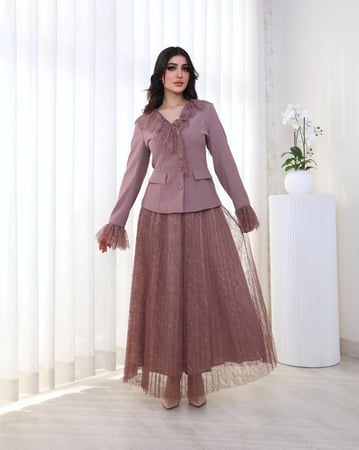 طقم نسائي لون بني جاكيت وتنورة دانتيل