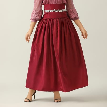 طقم برغندي أنيق بلمعة ساتان وتفاصيل دانتيل ناعمة