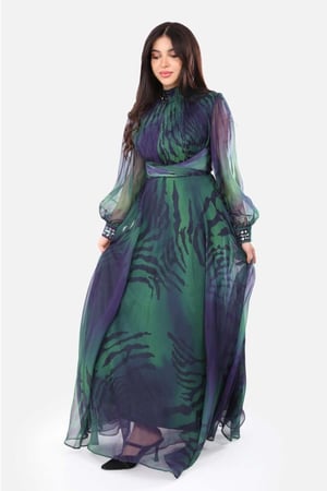 تصميم فستان سهرة شيفون بطبعات أنيقة وأكمام شفافة