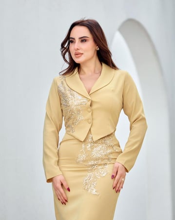 فستان ناعم بقصة جاكت وتطريز شك راقٍ