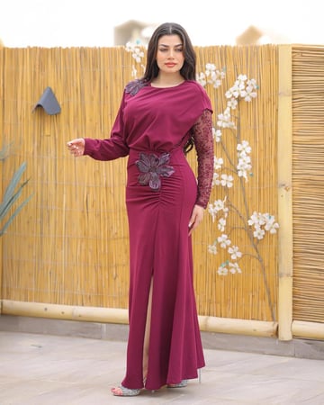 فستان ناعم كريب بأكمام دانتيل وتطريز جانبي بالكرستال