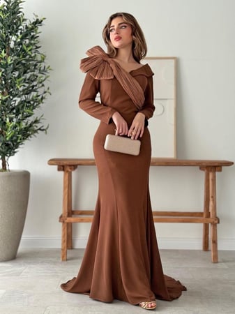 فستان سهرة بني بتصميم أنيق ولمسة فاخرة