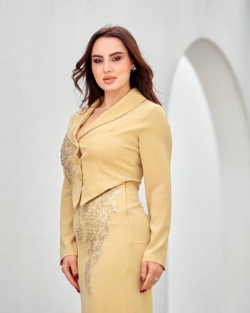 فستان ناعم بقصة جاكت وتطريز شك راقٍ