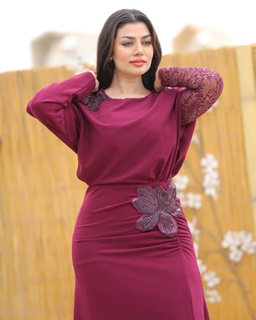 فستان ناعم كريب بأكمام دانتيل وتطريز جانبي بالكرستال