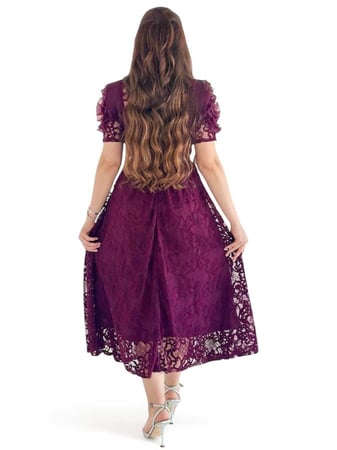 إطلالة ساحرة بفستان دانتيل متوسط الطول بتصميم أنيق